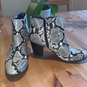NWOT Style & co snakeskin booties
